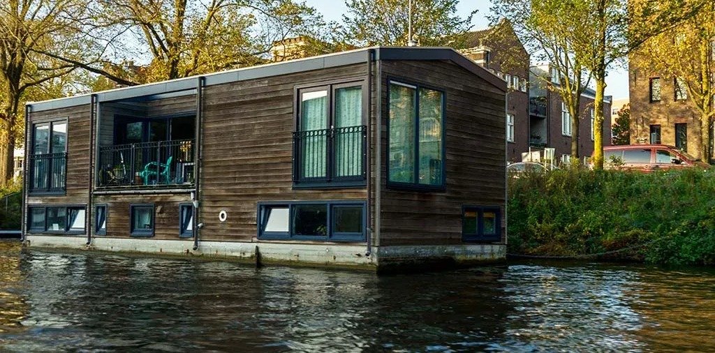 Living on Water: Houseboats in Amsterdam