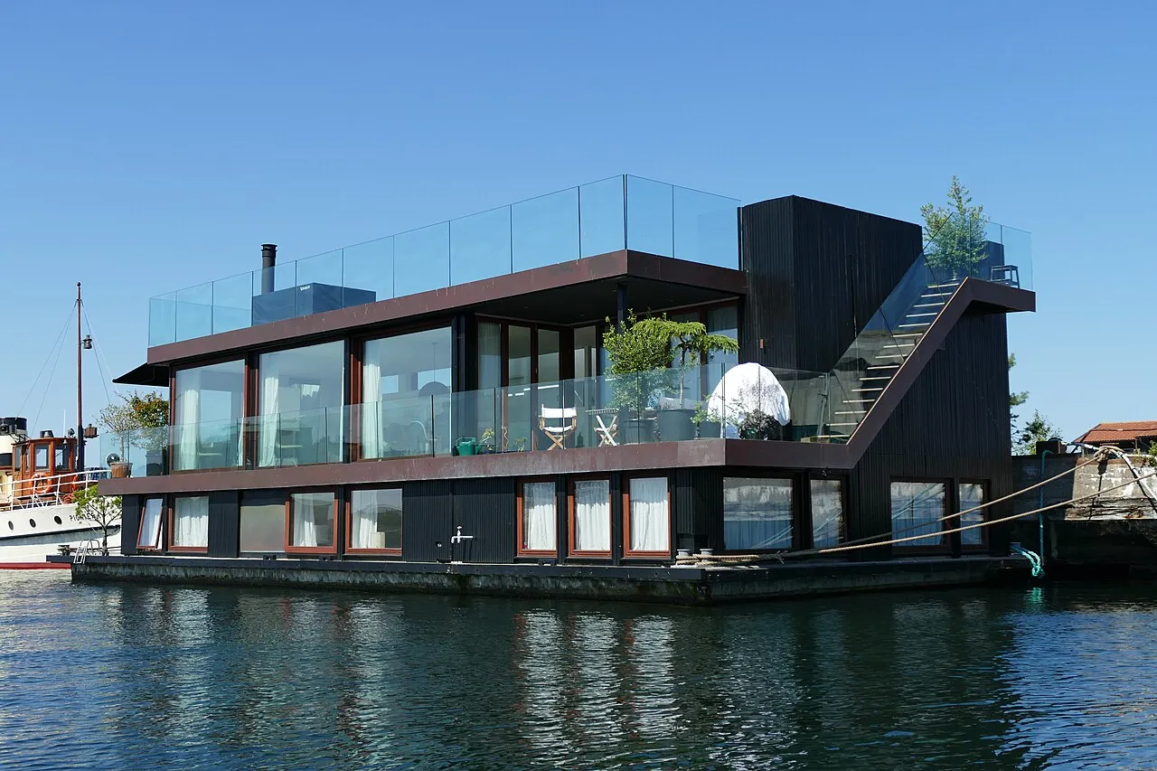 Living on Water: Houseboats in Amsterdam