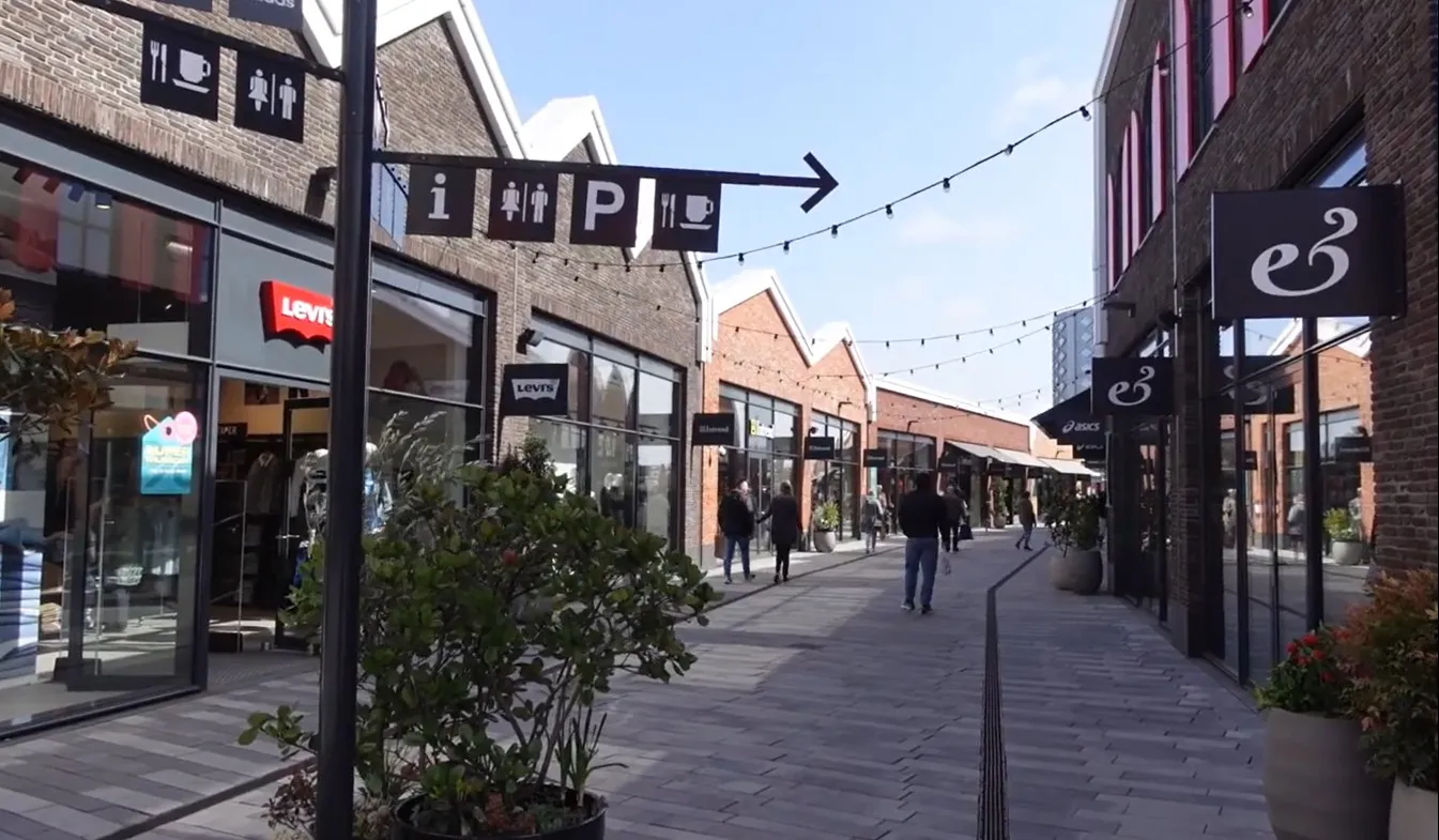 Amsterdam Outlet, Haarlem & Zandvoort Beach